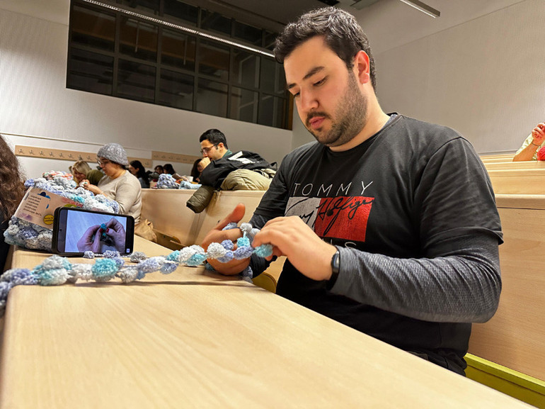 Örgünün cinsiyeti olmaz... Örgü kadın işidir’ önyargısını yıkıyorlar