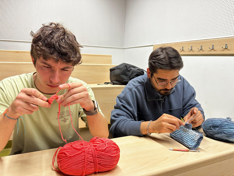 Örgünün cinsiyeti olmaz... Örgü kadın işidir’ önyargısını yıkıyorlar