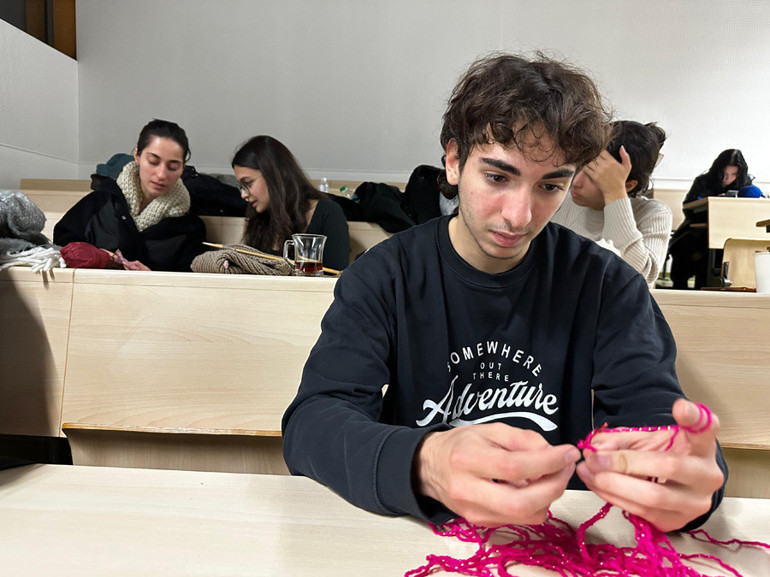 Örgünün cinsiyeti olmaz... Örgü kadın işidir’ önyargısını yıkıyorlar