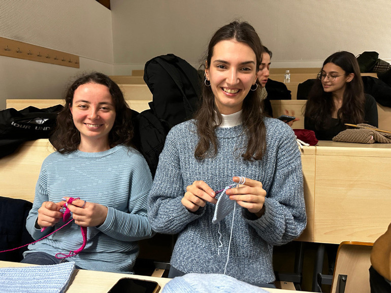 Örgünün cinsiyeti olmaz... Örgü kadın işidir’ önyargısını yıkıyorlar