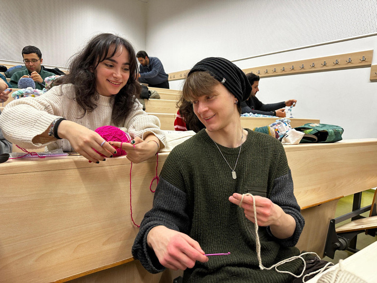 Örgünün cinsiyeti olmaz... Örgü kadın işidir’ önyargısını yıkıyorlar