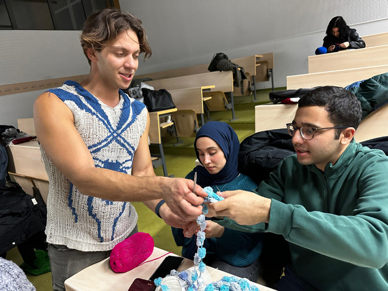 Örgünün cinsiyeti olmaz... Örgü kadın işidir’ önyargısını yıkıyorlar