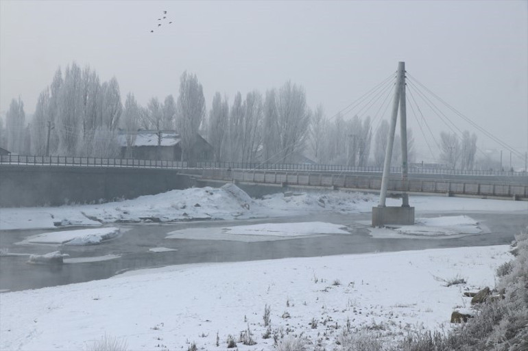 Anadolunun Sibiryası: Her şey buz tuttu Hava sıcaklığı eksi 28e düştü; ağaçlar dondu, otomobiller muşambayla kaplandı