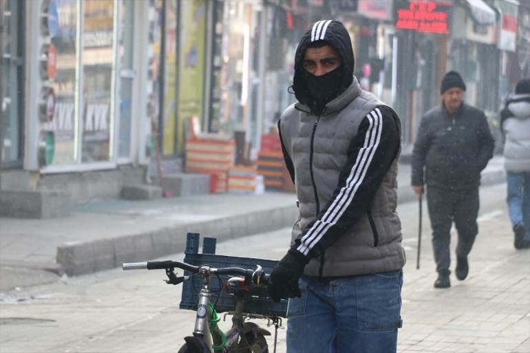 Anadolunun Sibiryası: Her şey buz tuttu Hava sıcaklığı eksi 28e düştü; ağaçlar dondu, otomobiller muşambayla kaplandı