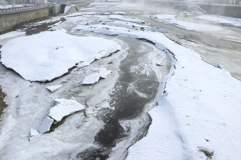 Anadolunun Sibiryası: Her şey buz tuttu Hava sıcaklığı eksi 28e düştü; ağaçlar dondu, otomobiller muşambayla kaplandı