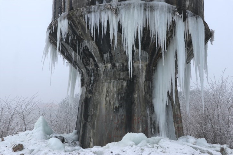 Anadolunun Sibiryası: Her şey buz tuttu Hava sıcaklığı eksi 28e düştü; ağaçlar dondu, otomobiller muşambayla kaplandı