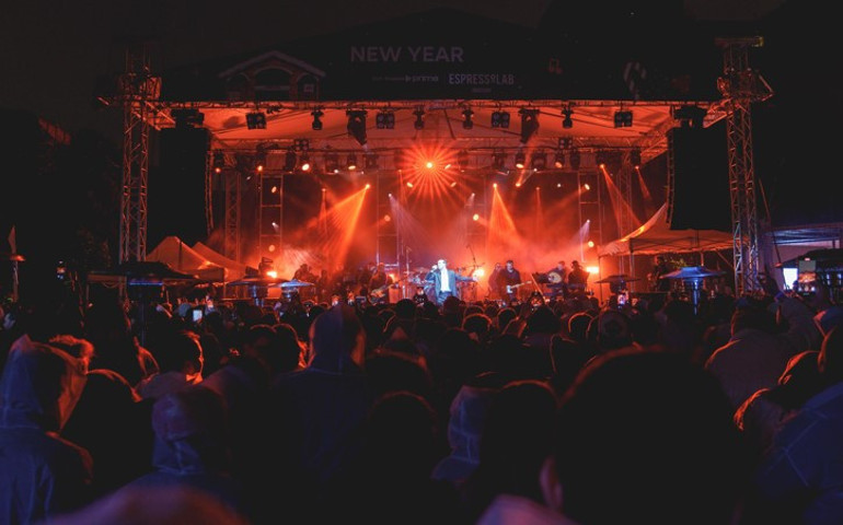 Ünlü şarkıcı Mert Demir Espressolab Roasterynin yılbaşı partisinde yer aldı