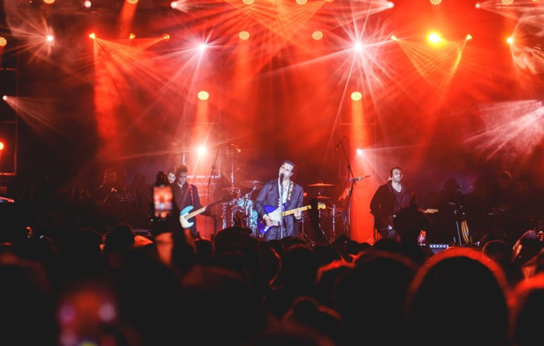 Ünlü şarkıcı Mert Demir Espressolab Roasterynin yılbaşı partisinde yer aldı