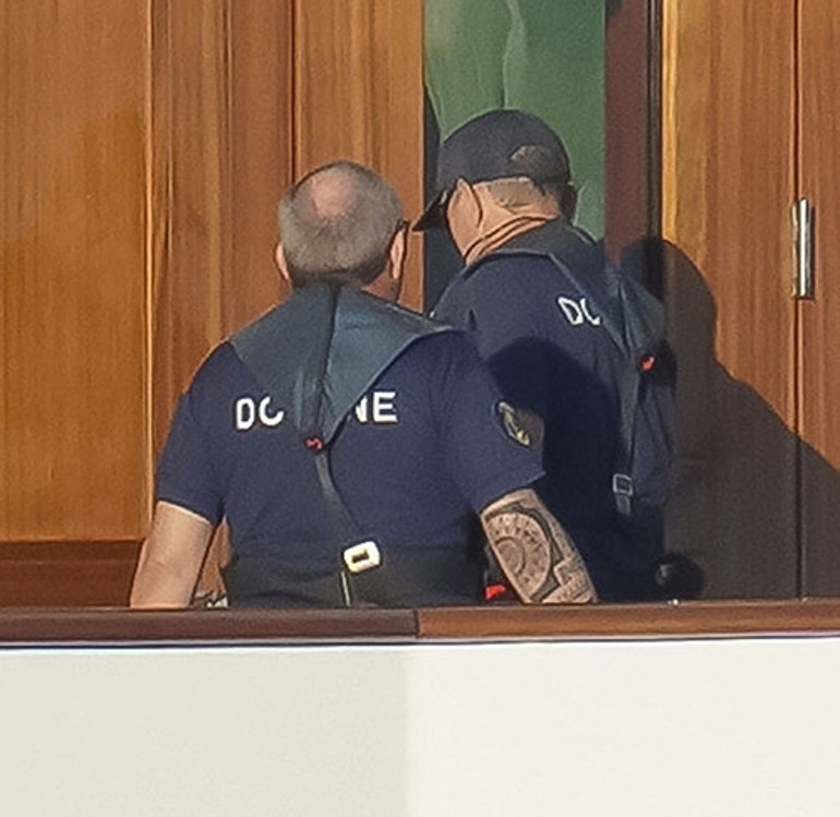 Evlilik öncesi balayına baskın... Eski sevgilisi bile yanındaydı
