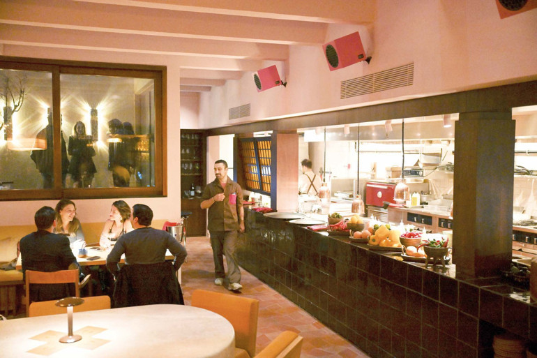 Alameti farikası üst katındaki barı...