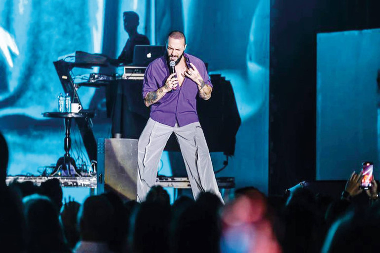 Alameti farikası üst katındaki barı...