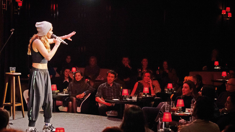 Alameti farikası üst katındaki barı...