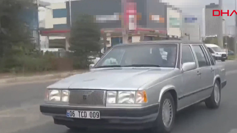 MHP lideri Bahçeli, klasik otomobilinde Ferdi Tayfur dinleyip Ankara sokaklarını gezdi