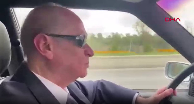 MHP lideri Bahçeli, klasik otomobilinde Ferdi Tayfur dinleyip Ankara sokaklarını gezdi