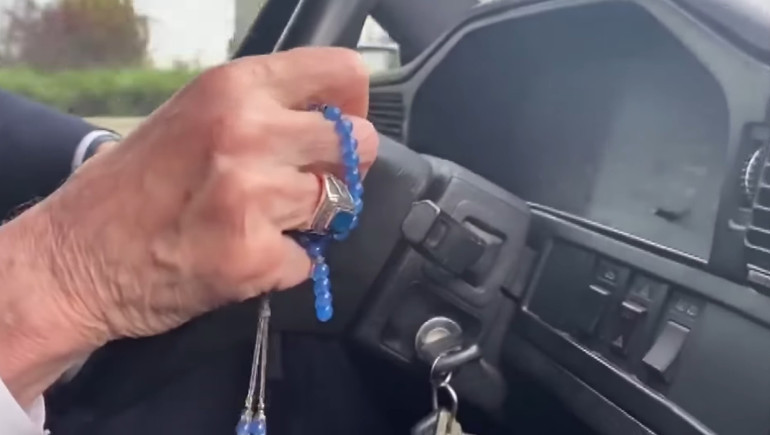 MHP lideri Bahçeli, klasik otomobilinde Ferdi Tayfur dinleyip Ankara sokaklarını gezdi