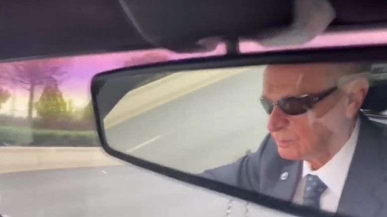 MHP lideri Bahçeli, klasik otomobilinde Ferdi Tayfur dinleyip Ankara sokaklarını gezdi