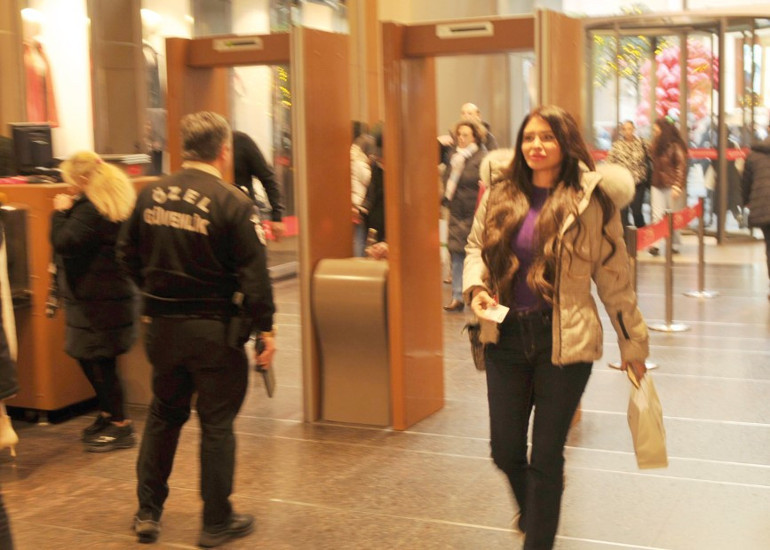 22 yaş küçük sevgilisiyle aşkını ilan etmişti.... Yaş eleştirisine yanıt