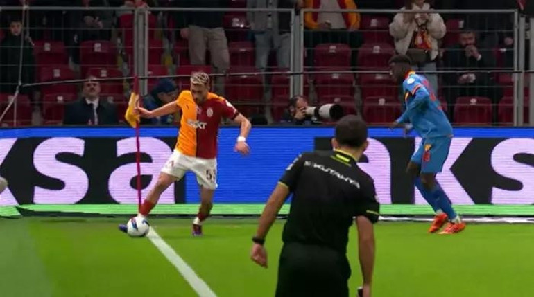 Galatasaray - Göztepe maçındaki tartışmalı pozisyonlara eski hakemlerden yorum: Penaltı verilmeliydi İptal edilen golde ofsayt...