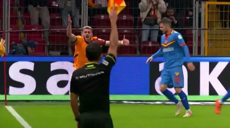 Galatasaray - Göztepe maçındaki tartışmalı pozisyonlara eski hakemlerden yorum: Penaltı verilmeliydi İptal edilen golde ofsayt...