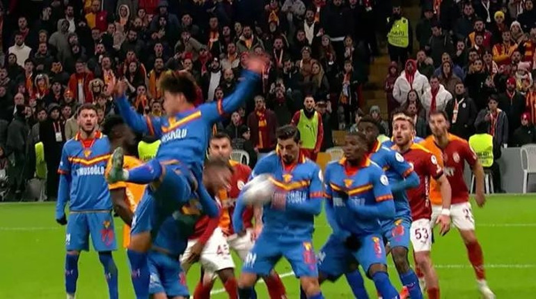 Galatasaray - Göztepe maçındaki tartışmalı pozisyonlara eski hakemlerden yorum: Penaltı verilmeliydi İptal edilen golde ofsayt...