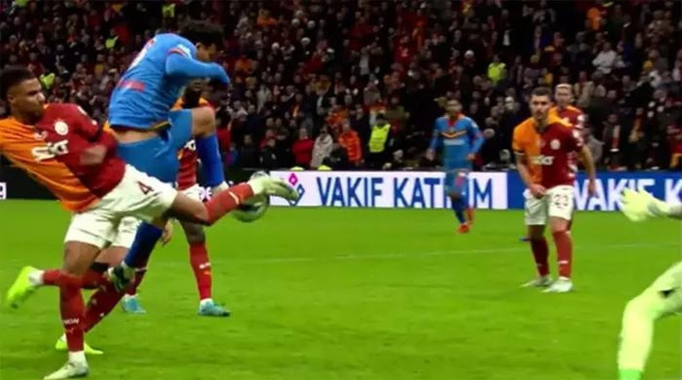 Galatasaray - Göztepe maçındaki tartışmalı pozisyonlara eski hakemlerden yorum: Penaltı verilmeliydi İptal edilen golde ofsayt...