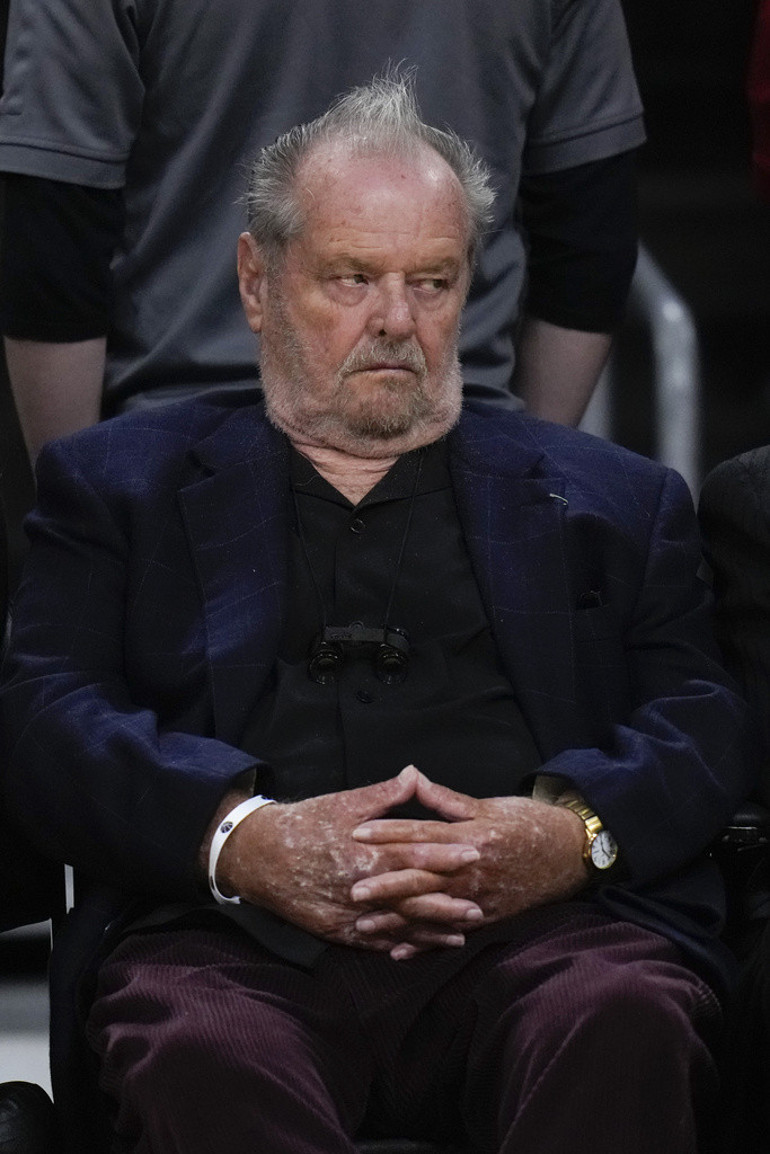 Hayranları sağlığından endişe ediyordu… Efsane oyuncu kızının yanında ortaya çıktı