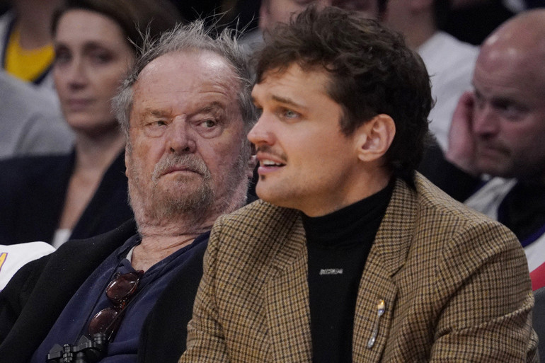 Hayranları sağlığından endişe ediyordu… Efsane oyuncu kızının yanında ortaya çıktı