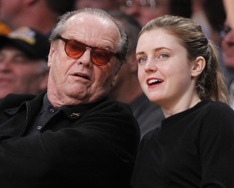 Hayranları sağlığından endişe ediyordu… Efsane oyuncu kızının yanında ortaya çıktı