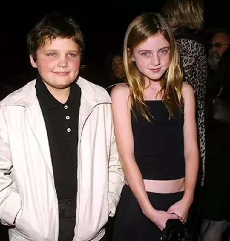 Hayranları sağlığından endişe ediyordu… Efsane oyuncu kızının yanında ortaya çıktı