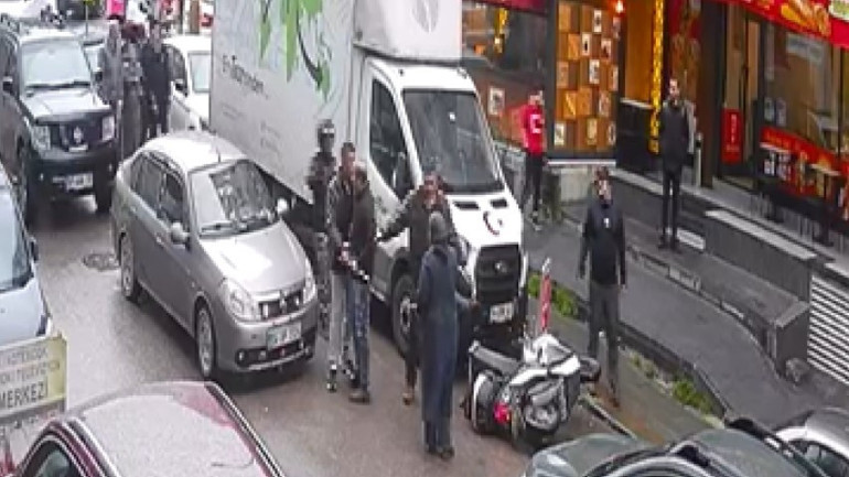 Pendikte trafikte dehşette bir can kaybı Alçak sırtından bıçaklamış I Fatihte kadını ezmeye çalıştı