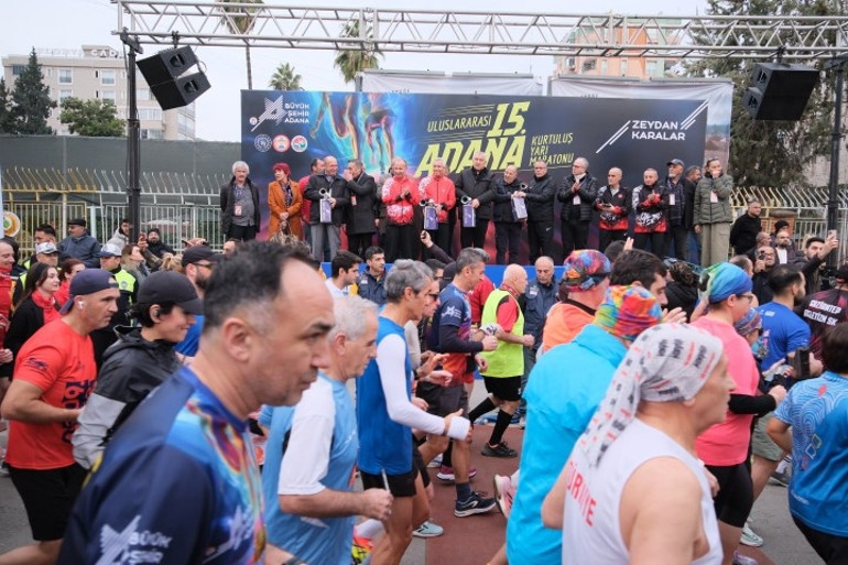 Adana 15. Uluslararası Kurtuluş Yarı Maratonu ve Halk Koşusu rekor katılımla gerçekleştirildi