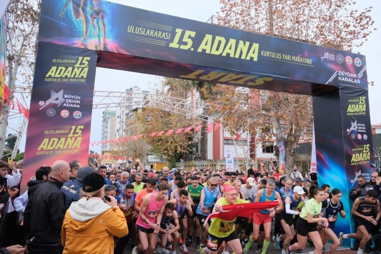Adana 15. Uluslararası Kurtuluş Yarı Maratonu ve Halk Koşusu rekor katılımla gerçekleştirildi
