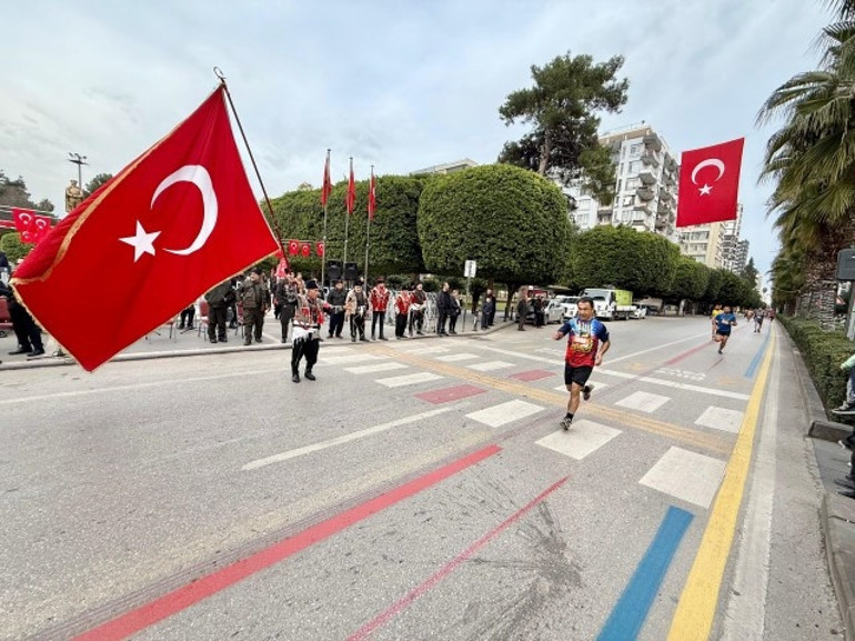 Adana 15. Uluslararası Kurtuluş Yarı Maratonu ve Halk Koşusu rekor katılımla gerçekleştirildi