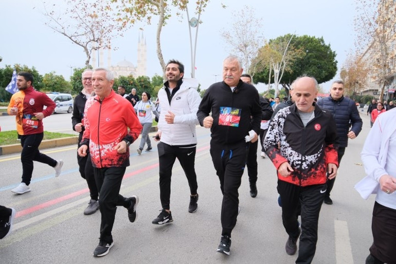 Adana 15. Uluslararası Kurtuluş Yarı Maratonu ve Halk Koşusu rekor katılımla gerçekleştirildi
