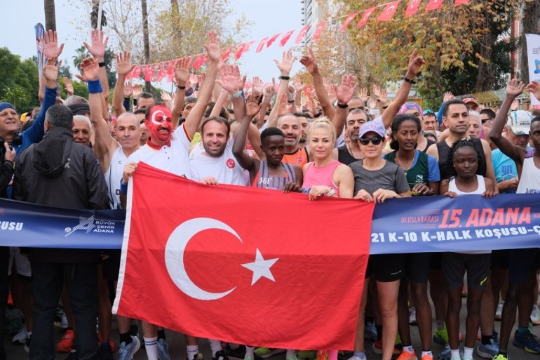 Adana 15. Uluslararası Kurtuluş Yarı Maratonu ve Halk Koşusu rekor katılımla gerçekleştirildi