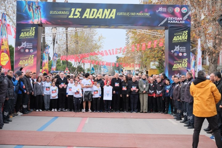 Adana 15. Uluslararası Kurtuluş Yarı Maratonu ve Halk Koşusu rekor katılımla gerçekleştirildi