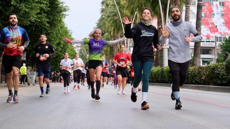 Adana 15. Uluslararası Kurtuluş Yarı Maratonu ve Halk Koşusu rekor katılımla gerçekleştirildi