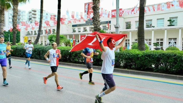 Adana 15. Uluslararası Kurtuluş Yarı Maratonu ve Halk Koşusu rekor katılımla gerçekleştirildi
