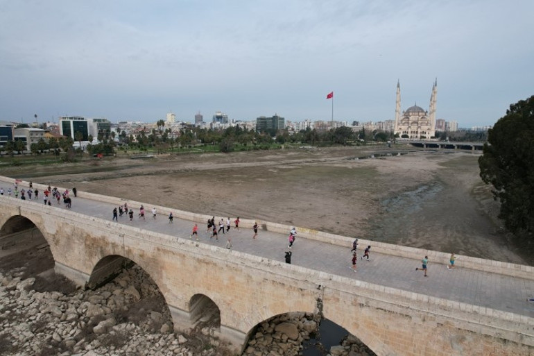 Adana 15. Uluslararası Kurtuluş Yarı Maratonu ve Halk Koşusu rekor katılımla gerçekleştirildi