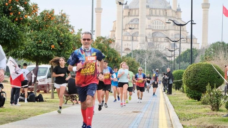 Adana 15. Uluslararası Kurtuluş Yarı Maratonu ve Halk Koşusu rekor katılımla gerçekleştirildi