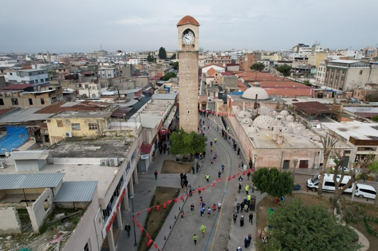 Adana 15. Uluslararası Kurtuluş Yarı Maratonu ve Halk Koşusu rekor katılımla gerçekleştirildi