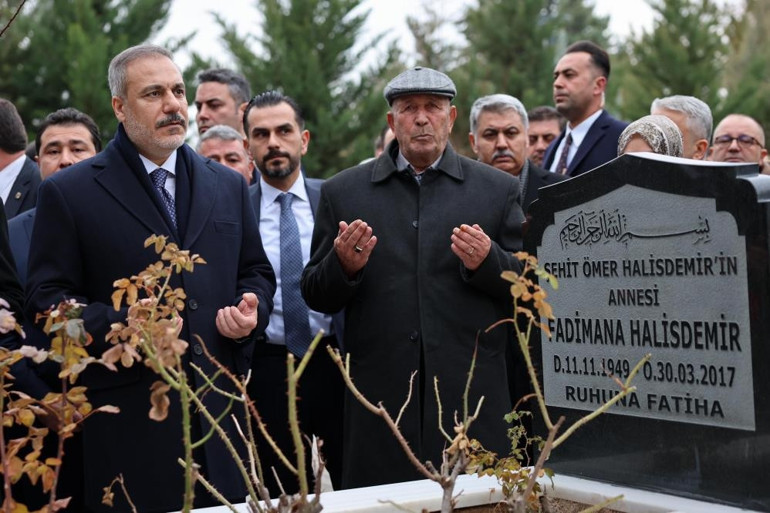 Dışişleri Bakanı Hakan Fidan, şehit Astsubay Ömer Halisdemirin kabrini ziyaret etti