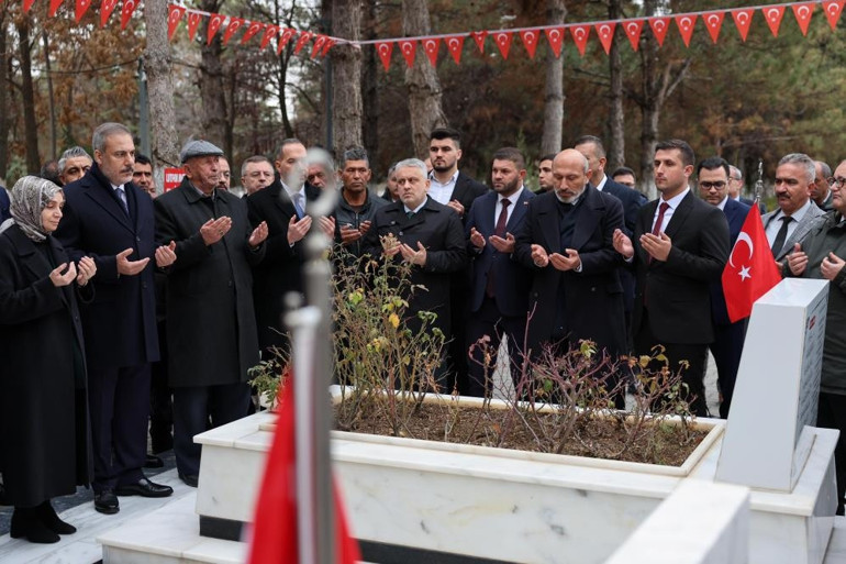 Dışişleri Bakanı Hakan Fidan, şehit Astsubay Ömer Halisdemirin kabrini ziyaret etti