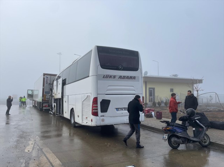 3 aracın karıştığı kazada 3 kişi hayatını kaybetti, 18 kişi yaralandı