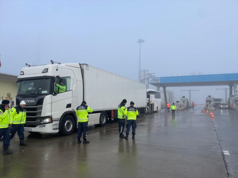 3 aracın karıştığı kazada 3 kişi hayatını kaybetti, 18 kişi yaralandı