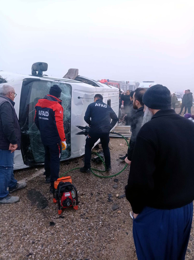 3 aracın karıştığı kazada 3 kişi hayatını kaybetti, 18 kişi yaralandı