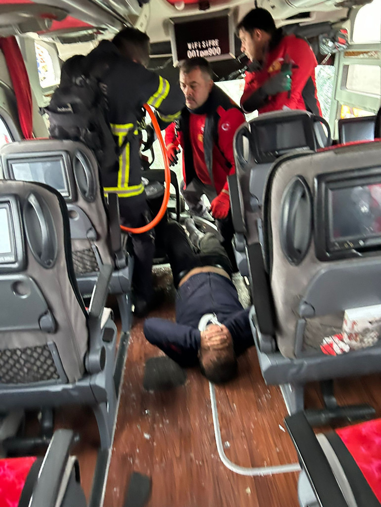 3 aracın karıştığı kazada 3 kişi hayatını kaybetti, 18 kişi yaralandı