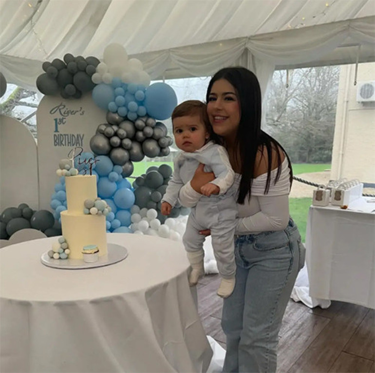 Ekranın pembe elbiseli küçük yıldızıydı... 21 yaşında ikinci bebeğini doğurdu