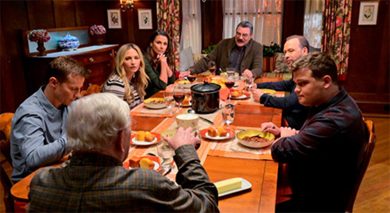 Bunca yılın bir hatırası olsun dedi... Oynadığı dizinin setindeki yemek masasını yanında götürdü