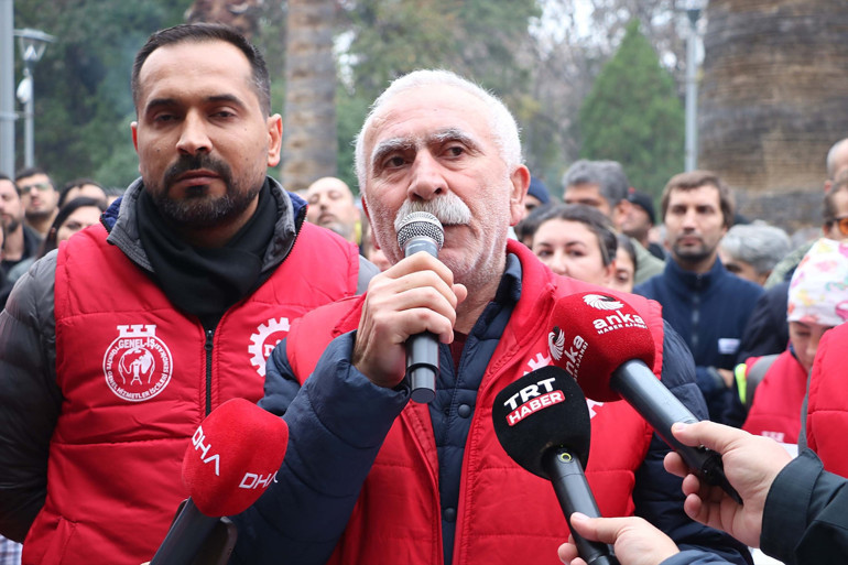 İzmir Büyükşehir Belediyesinde maaşları kesintiye uğrayan işçilerden eylem
